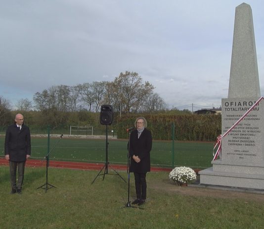 W ŁUBNICACH ODSŁONIĘTO NOWY POMNIK – ZASTĄPIŁ ZBURZONY SOWIECKI OBELISK