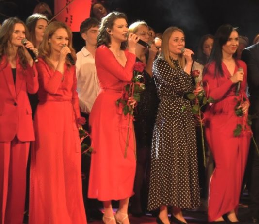 „UWIĘZIONY PTAK NIE ŚPIEWA” – PATRIOTYCZNE WIDOWISKO MUZYCZNE W TARNOBRZEGU