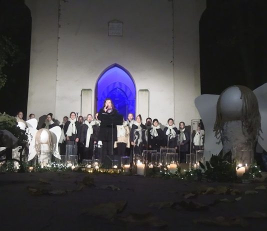 ZADUSZKI W MIECHOCINIE – NASTROJOWE WIDOWISKO NA ZABYTKOWYM CMENTARZU