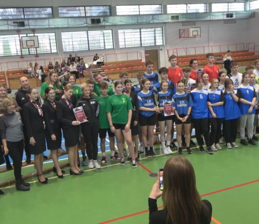 TRIATHLON W HALOWYM WYDANIU – UCZNIOWIE RYWALIZOWALI W TARNOBRZESKIEJ „PRYMASÓWCE”