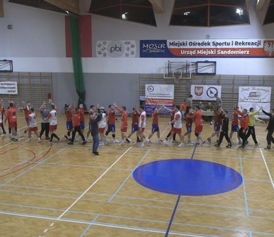 EMOCJONUJĄCY MECZ W SANDOMIERZU – WISŁA PRZEGRAŁA Z ORŁEM PRZEWORSK