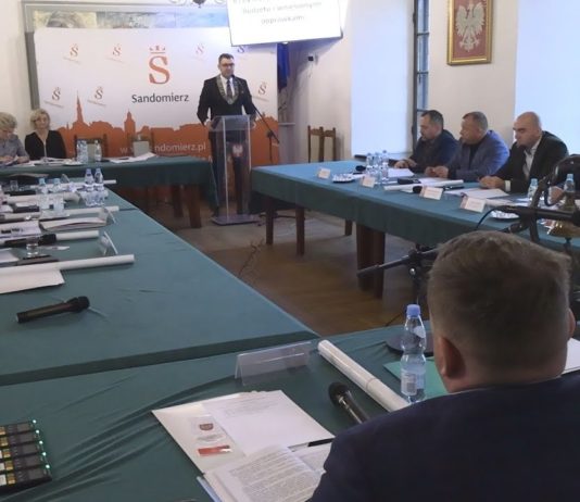 BURMISTRZ Z DUŻYM POPARCIEM RADNYCH – W SANDOMIERZU UCHWALILI BUDŻET
