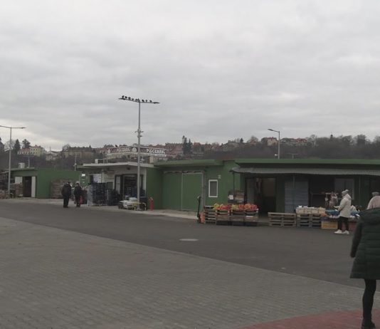 W SANDOMIERZU ZAKOŃCZYLI DUŻĄ INWESTYCJĘ – PLAC TARGOWY ZOSTAŁ PRZEBUDOWANY