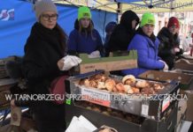 SZCZODRAKI DLA NIEPEŁNOSPRAWNYCH BRACI – W TARNOBRZEGU SPRZEDAWALI BUŁECZKI SZCZĘŚCIA