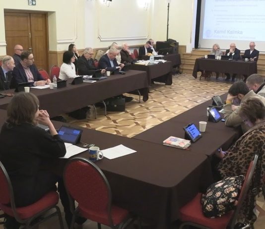 BURZLIWA SESJA W TARNOBRZEGU – UCHWALONO BUDŻET NA 2024 ROK