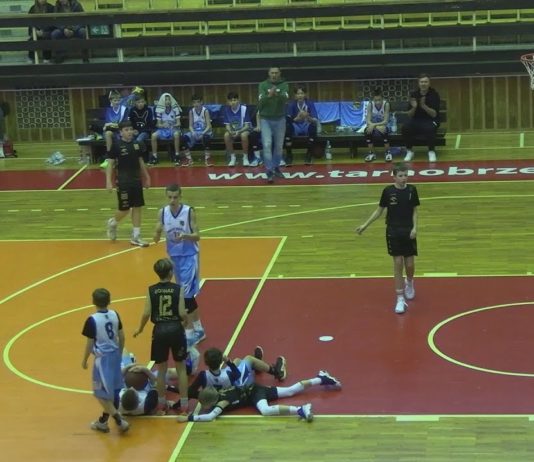 KOSZYKARZE POKONALI RYWALI Z KROSNA – SIARKA TARNOBRZEG PRZYPIECZĘTOWAŁA AWANS