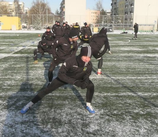 PRZYGOTOWANIA DO RUNDY WIOSENNEJ ROZPOCZĘTE – PIERWSZY TRENING PIŁKARZY SIARKI TARNOBRZEG