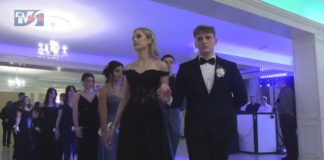 UROCZYSTY BAL MATURALNY – UDANA STUDNIÓWKA MATURZYSTÓW Z GRĘBOWA