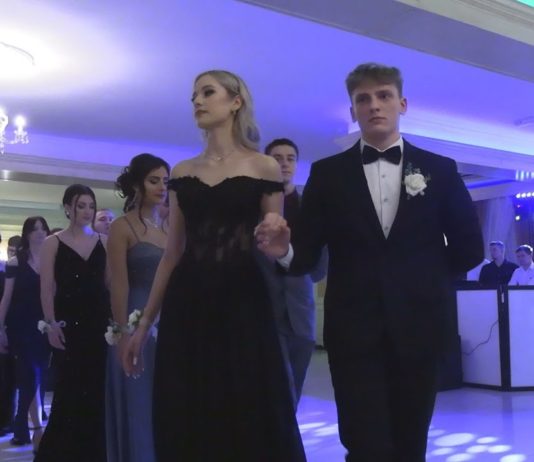 UROCZYSTY BAL MATURALNY – UDANA STUDNIÓWKA MATURZYSTÓW Z GRĘBOWA