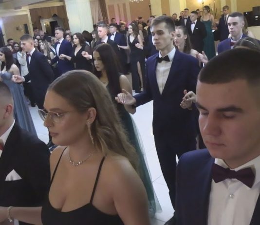 UROCZYSTY BAL W TARNOBRZEGU – STUDNIÓWKA MATURZYSTÓW Z „BUDOWLANKI”