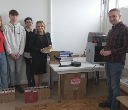 NOWOCZESNY SPRZĘT W NOWEJ DĘBIE – ZESPÓŁ SZKÓŁ NR 2 POPRAWIA WARUNKI DO NAUKI