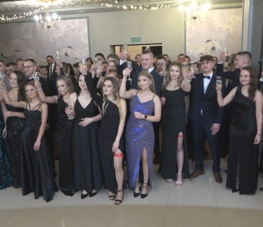 TARNOBRZESKI „ROLNIK” NA BALU – MATURZYŚCI BAWILI SIĘ NA STUDNIÓWCE