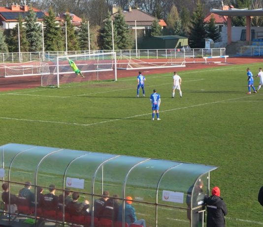 PIŁKARSKIE DERBY W SANDOMIERZU – WISŁA ZREMISOWAŁA Z KLIMONTOWIANKĄ KLIMONTÓW