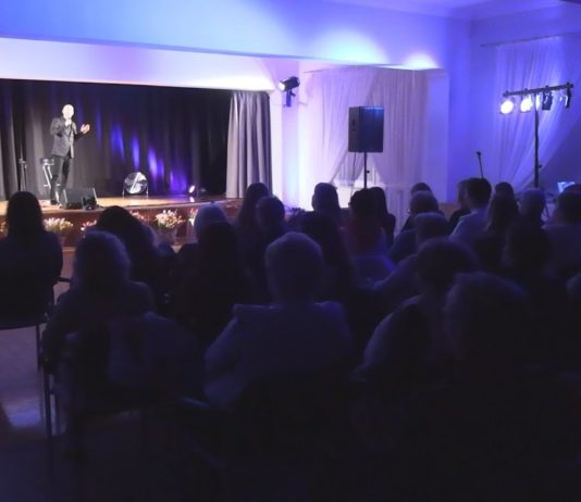 SŁAWOMIR MALINOWSKI ZAŚPIEWAŁ DLA PAŃ – W GRĘBOWIE ŚWIĘTOWALI DZIEŃ KOBIET