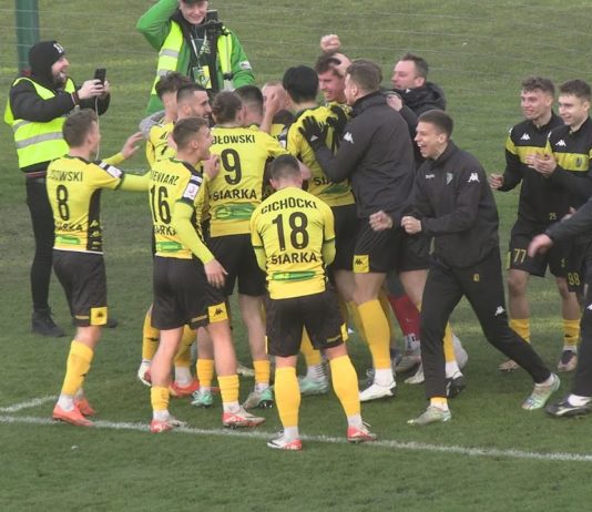 WIELKIE EMOCJE W TARNOBRZEGU – PIŁKARZE SIARKI WYGRALI W DOLICZONYM CZASIE GRY!