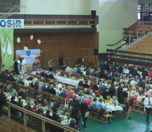 MIEJSKIE ŚNIADANIE WIELKANOCNE – W TARNOBRZEGU ZASIEDLI RAZEM DO STOŁU