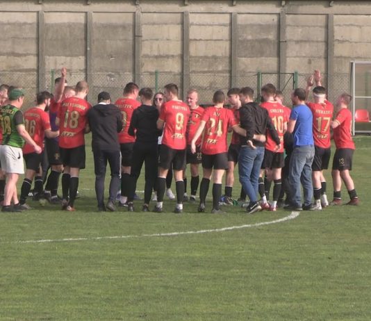 EMOCJONUJĄCY MECZ W GRĘBOWIE – SŁOWIANIN POKONAŁ JUNIORA ZAKRZÓW