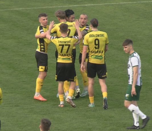 PIŁKARSKA UCZTA W TARNOBRZEGU – SIARKA POKONAŁA CHEŁMIANKĘ CHEŁM