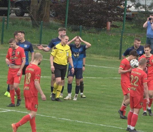 MECZ NA SZCZYCIE W GRĘBOWIE – SŁOWIANIN PEWNIE POKONAŁ KOLEJARZA KNAPY