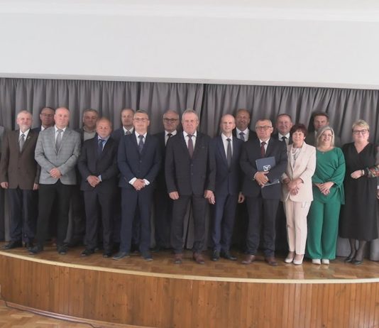 W GRĘBOWIE ROZPOCZĘTO NOWĄ KADENCJĘ – WÓJT I RADNI ZŁOŻYLI ŚLUBOWANIE