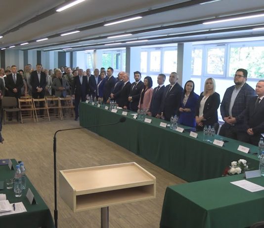 NOWA RADA W NOWEJ DĘBIE – BURMISTRZ I RADNI ZŁOŻYLI ŚLUBOWANIE