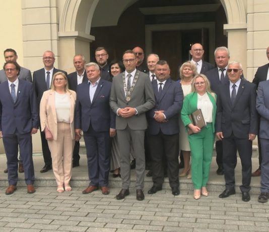 RADNI ZŁOŻYLI ŚLUBOWANIE – PIERWSZA SESJA RADY MIASTA TARNOBRZEGA