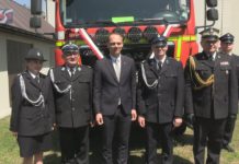 STRAŻACKIE ŚWIĘTO W KRAWCACH – MIEJSCOWA JEDNOSTKA OTRZYMAŁA NOWY SAMOCHÓD