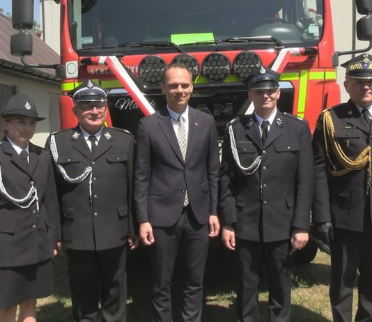 STRAŻACKIE ŚWIĘTO W KRAWCACH – MIEJSCOWA JEDNOSTKA OTRZYMAŁA NOWY SAMOCHÓD