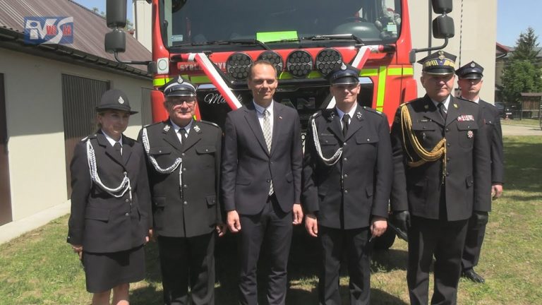STRAŻACKIE ŚWIĘTO W KRAWCACH – MIEJSCOWA JEDNOSTKA OTRZYMAŁA NOWY SAMOCHÓD
