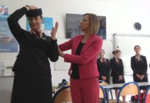 A MOŻE ZOSTANĘ STEWARDESSĄ?