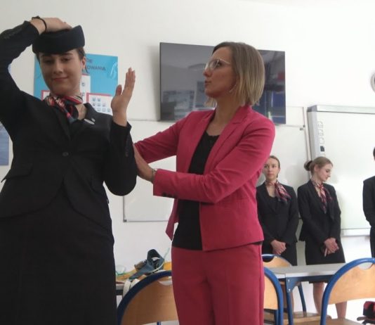 A MOŻE ZOSTANĘ STEWARDESSĄ?