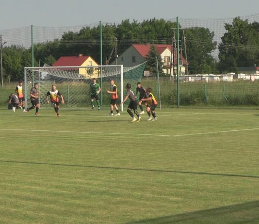PŁOMIEŃ TRZEŚŃ WCIĄŻ CZEKA NA AWANS – GOSPODARZE ZREMISOWALI Z OKS WIELOWIEŚ