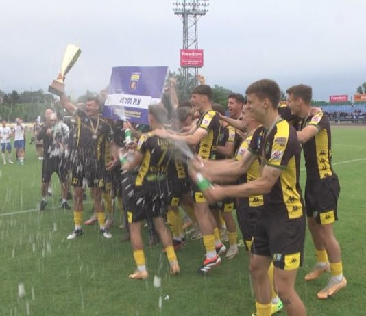 SIARKA TARNOBRZEG ZDOBYŁA PUCHAR – PIŁKARZE W ŚWIETNYM STYLU ZAKOŃCZYLI SEZON