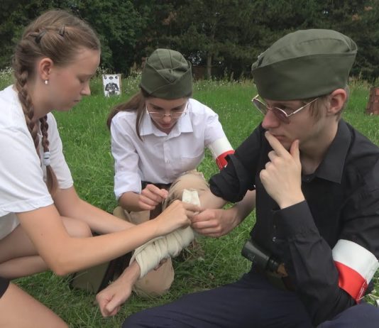 ZAPROSILI NA ŻYWĄ LEKCJĘ HISTORII – MŁODZIEŻOWA GRUPA REKONSTRUKCYJNA ROZWIJA SWOJĄ DZIAŁALNOŚĆ