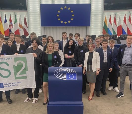 Z WIZYTĄ W EUROPARLAMENCIE – WIELKI SUKCES UCZNIÓW ZESPOŁU SZKÓŁ NR 2 W NOWEJ DĘBIE