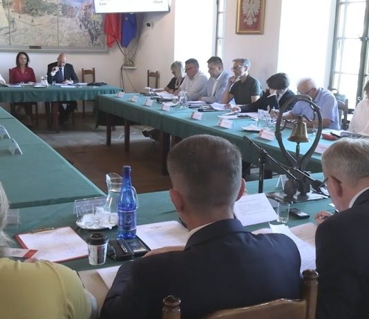 SPOKOJNA SESJA W SANDOMIERZU – BURMISTRZ Z WOTUM ZAUFANIA I ABSOLUTORIUM