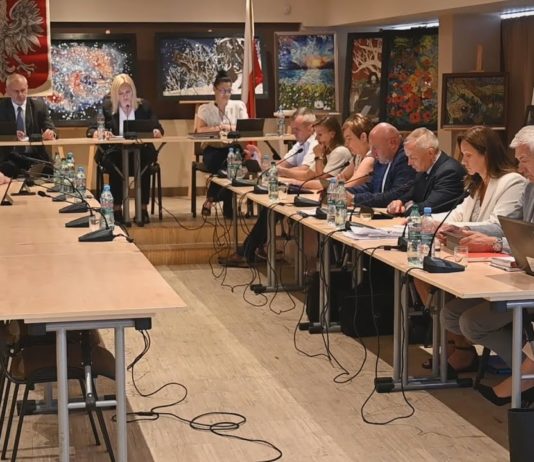 SESJA RADY MIEJSKIEJ W NOWEJ DĘBIE – BURMISTRZ UZYSKAŁ WOTUM ZAUFANIA I ABSOLUTORIUM