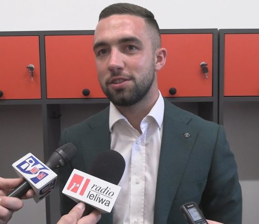 SPORTOWE ŚWIĘTO W CHMIELOWIE – PIŁKARZE DOCZEKALI SIĘ NOWEJ SZATNI