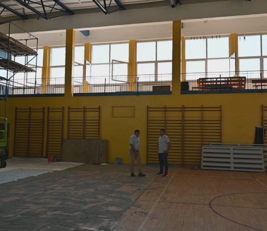 MODERNIZACJA SALI GIMNASTYCZNEJ – W GORZYCACH POPRAWIAJĄ WARUNKI DLA UCZNIÓW