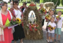PODZIĘKOWALI ZA ZEBRANE PLONY – ŚWIĘTO CHLEBA W MOKRZYSZOWIE