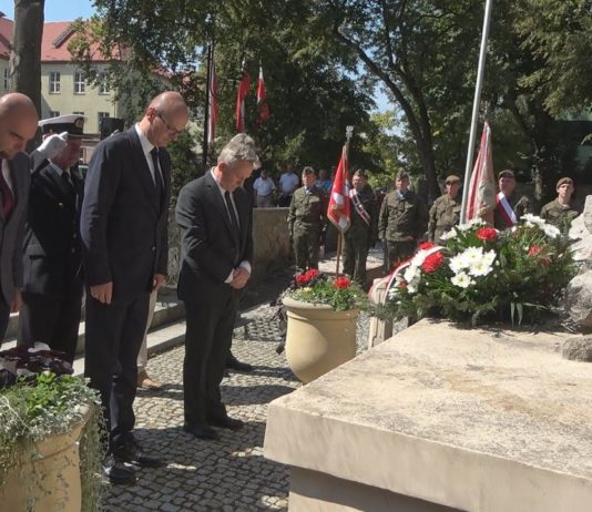 ŚWIĘTO WOJSKA POLSKIEGO – W SANDOMIERZU ODDALI HOŁD ŻOŁNIERZOM