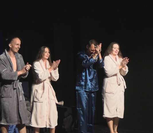 PREMIERA SPEKTAKLU „CZWORO DO POPRAWKI” – TEATR SCENA16 PORWAŁ WIDOWNIĘ W TARNOBRZEGU