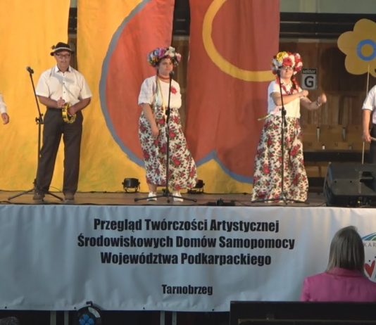 JUBILEUSZOWY PRZEGLĄD W TARNOBRZEGU – ŚRODOWISKOWE DOMY SAMOPOMOCY ZAPREZENTOWAŁY SIĘ NA SCENIE