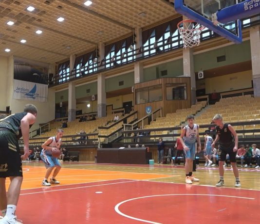 NOWE WYZWANIE DLA MŁODYCH KOSZYKARZY – SIARKA PRZEGRAŁA Z DRUŻYNĄ Z KROSNA