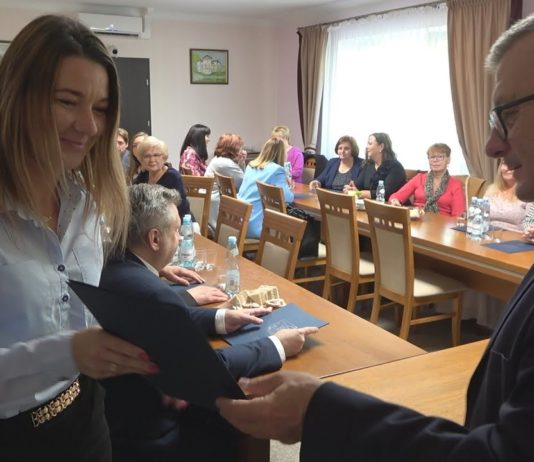 DZIEŃ EDUKACJI NARODOWEJ W GRĘBOWIE – NAGRODY DLA DYREKTORÓW I NAUCZYCIELI