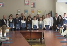 ŚWIĘTOWALI DZIEŃ EDUKACJI NARODOWEJ – STYPENDIA I NAGRODY OD STAROSTY TARNOBRZESKIEGO