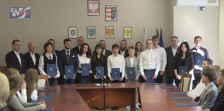 ŚWIĘTOWALI DZIEŃ EDUKACJI NARODOWEJ – STYPENDIA I NAGRODY OD STAROSTY TARNOBRZESKIEGO