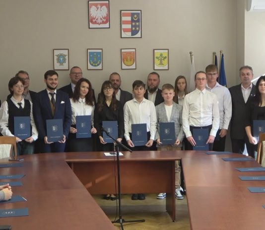 ŚWIĘTOWALI DZIEŃ EDUKACJI NARODOWEJ – STYPENDIA I NAGRODY OD STAROSTY TARNOBRZESKIEGO