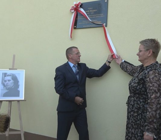 UPAMIĘTNILI ZASŁUŻONĄ NAUCZYCIELKĘ – SZKOLNE ŚWIĘTO W FURMANACH