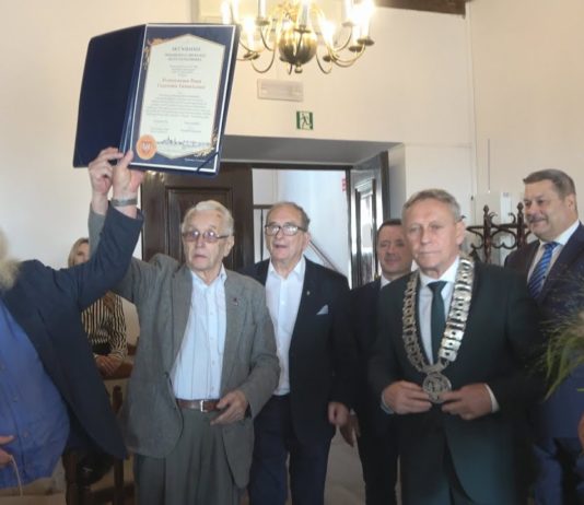 AMBASADOR KRZEMIENIA PASIASTEGO DOCENIONY – CEZARY ŁUTOWICZ HONOROWYM OBYWATELEM MIASTA SANDOMIERZA